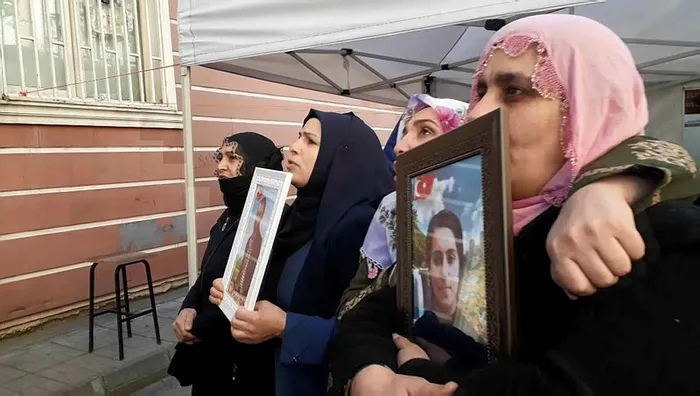 HDP'lilerden Diyarbakır'da evlat nöbeti tutan ailelere provokasyon - 2