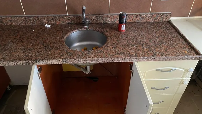 1721544056597.jpg Pişkin kiracı evi talan etti! Kirayı ödemedi bir de camı çerçeveyi indirdi! İstanbul'da klasikleşen manzara... - 4