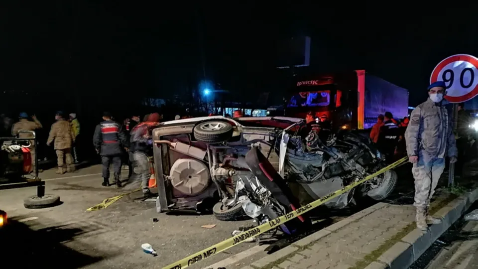 Aydın'da katliam gibi kaza! TOFAŞ otomobil içindekilere mezar oldu