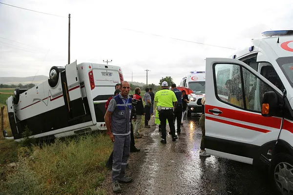Nevşehir'de tur midibüsü ile otomobil çarpıştı: 27 yaralı - 2