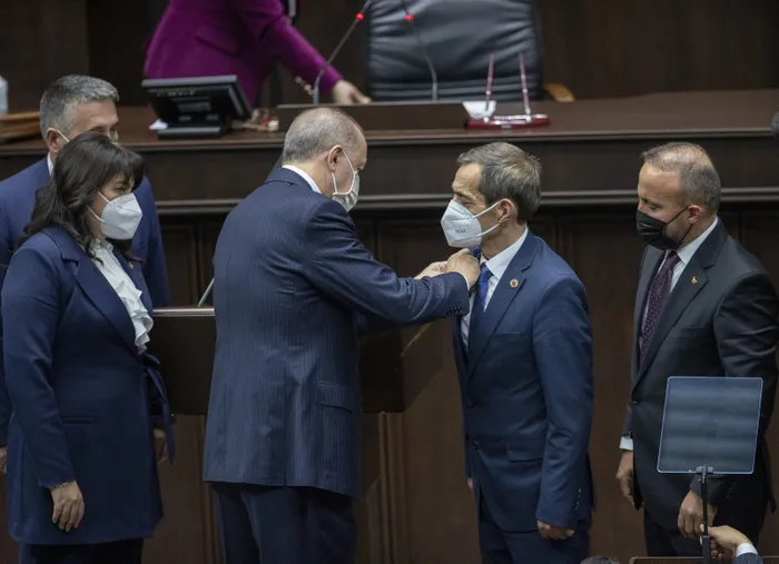 Başkan Erdoğan, CHP’den ayrılıp AK Parti’ye katılan Nejat Önder’e rozet taktı