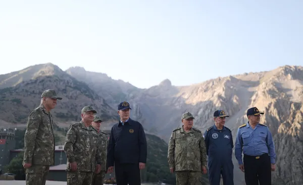 son-dakika-milli-savunma-bakani-hulusi-akar-teroristlerle-mucadelemiz-surecek-1657356246236.jpg Son dakika: Milli Savunma Bakanı Hulusi Akar: Teröristlerle mücadelemiz sürecek - 2