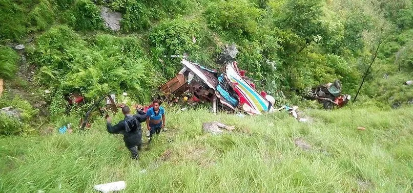 Nepal'de otobüs uçuruma yuvarlandı: 31 ölü