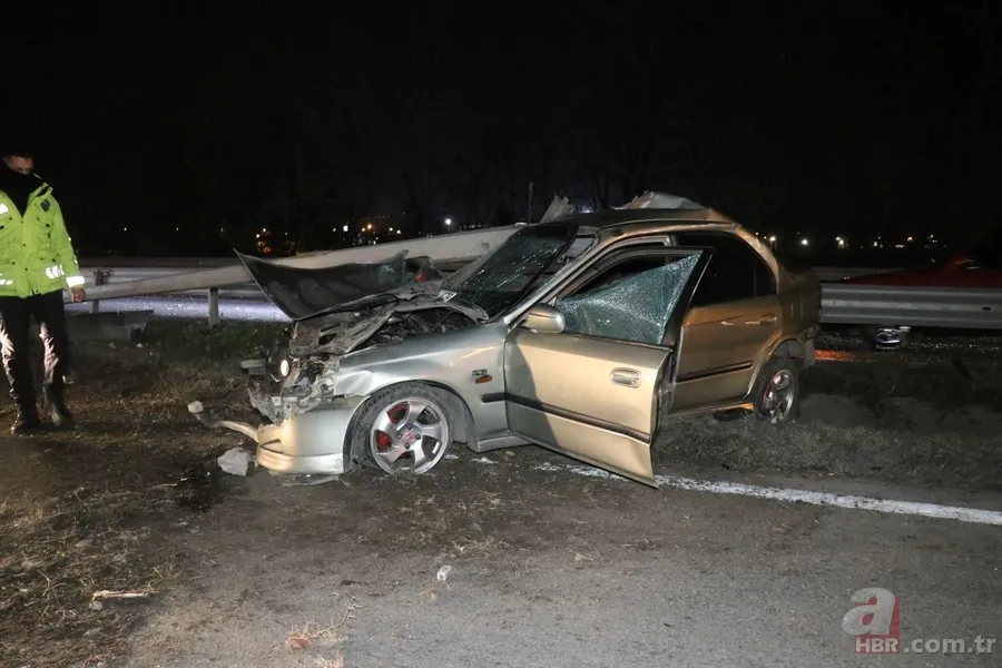 Adapazarı D 100’de korkunç kaza! Bariyerlere giren otomobil kağıt gibi ezildi 4