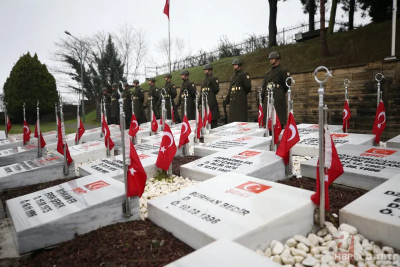 Çanakkale Zaferi'nin 108. yıl dönümü! "Çanakkale geçilmez" yazılı altın madalya Türk bayrağına takıldı 22