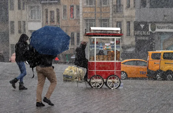son-dakika-istanbulda-sabah-saatlerinde-yagan-kar-saskina-ugratti-kar-yagisi-devam-edecek-mi-meteorolojiden-fl-1647837504078.jpg SON DAKİKA! İstanbul'da sabah saatlerinde yağan kar şaşkına uğrattı! Kar yağışı devam edecek mi? Meteoroloji'den flaş uyarı geldi - 2
