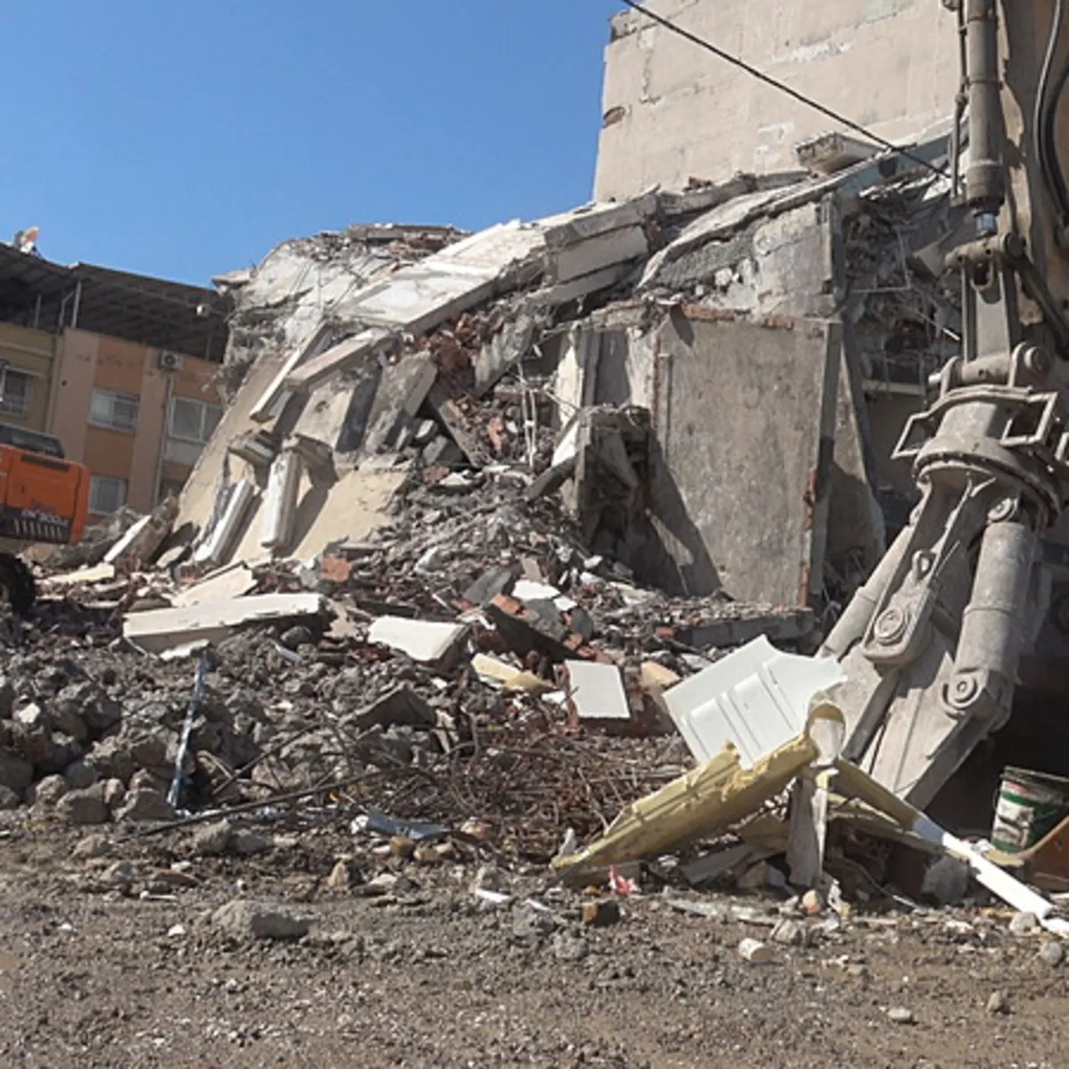 İş makinesi kolona dokundu: 7 katlı bina yerle bir oldu