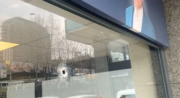 chp-binasinin-onunde-ates-acan-zanlilarin-goruntuleri-kamerada-otomobilde-dikkat-ceken-muzik-1681140330320.jpg CHP binasının önünde ateş açan zanlıların görüntüleri kamerada! Otomobilde dikkat çeken PKK müziği... - 2