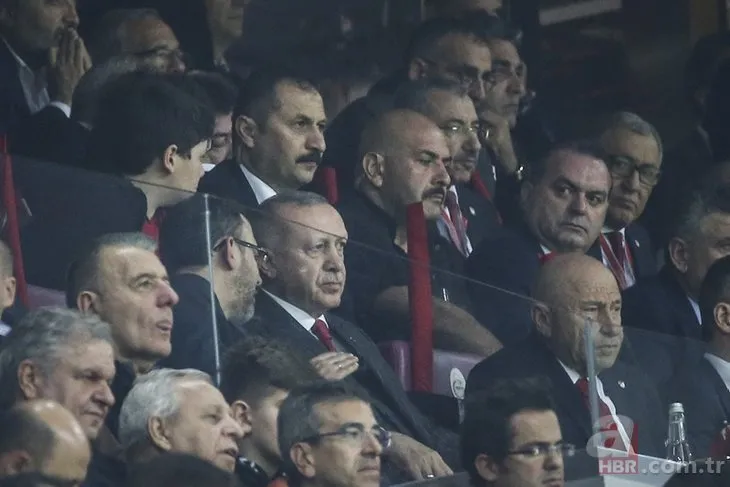 Başkan Erdoğan Türkiye-İzlanda maçı sonrası futbolcuları soyunma odasında ziyaret etti