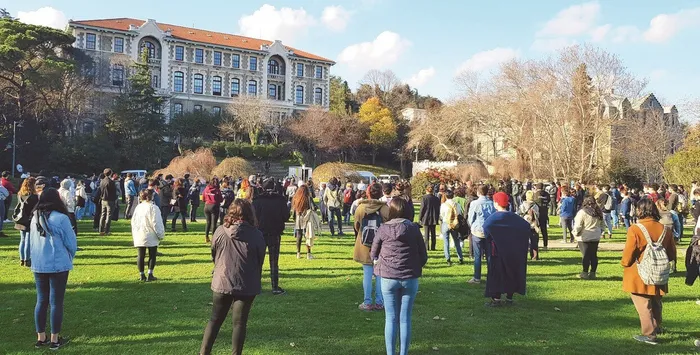 Boğaziçi Üniversitesi bu cesareti kimden alıyor? Kendini yasaların üstünde görüyor! Ne YÖK’ü ne de MEB’i dikkate alıyor