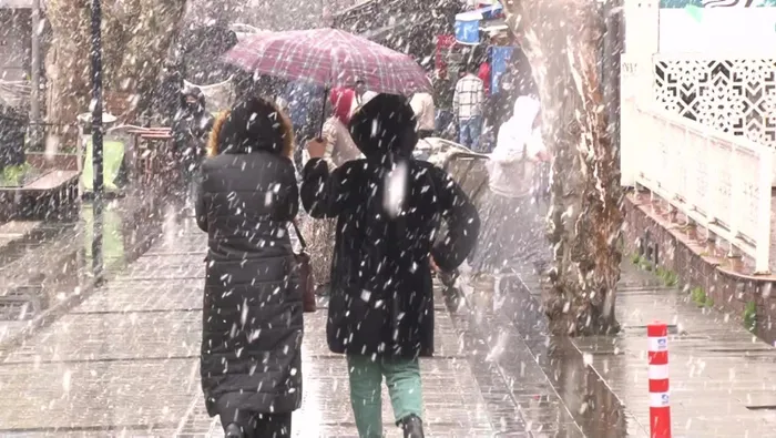 Meteoroloji peş peşe uyarmıştı! Aybar kar fırtınası İstanbul'u beyaza bürüdü! | İstanbul'da kar yağışı ne kadar sürecek? İşte son dakika kar haberleri - 5