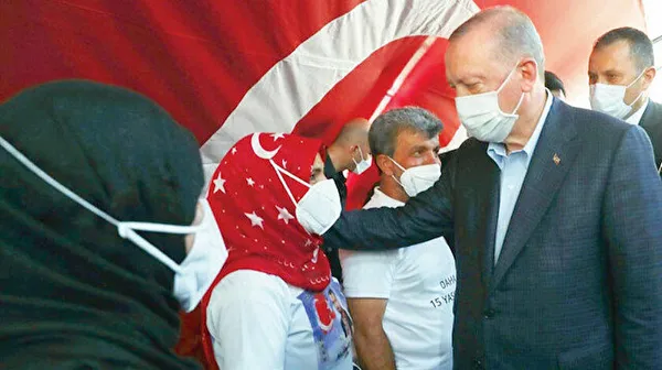 baskan-erdogandan-diyarbakirdaki-evlat-nobetinin-yil-donumune-ozel-paylasim-diyarbakir-annelerini-selamliyorum-1630697512210.jpg Başkan Erdoğan'dan Diyarbakır'daki evlat nöbetinin yıl dönümüne özel paylaşım: Diyarbakır Anneleri'ni selamlıyorum - 3