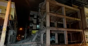 Beton parçalar yandaki eve çarptı!