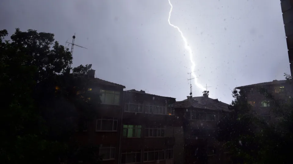 İstanbul'da geceyi şimşekler aydınlattı