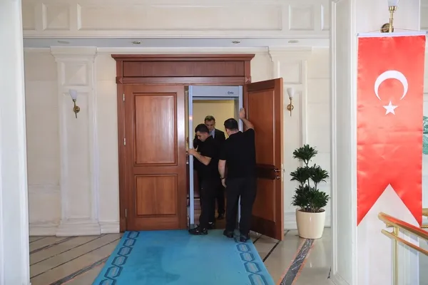 Tarihte böylesi görülmedi! Ekrem İmamoğlu, başkanlık makamı kapısına x-ray cihazı koydu