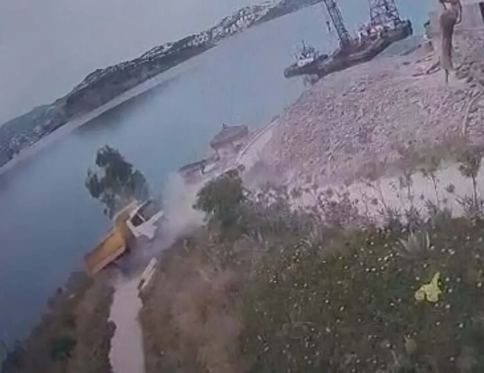 Bodrum’da facianın eşiği! Hafriyat kamyonu denize askıda kaldı: 2 yaralı - 2