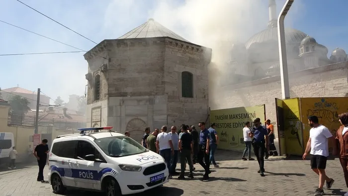 taksim-meydaninda-korkutan-yangin-vatandaslar-buyuk-panik-yasadi-1717338165454.jpg Taksim Meydanı'nda korkutan yangın! Vatandaşlar büyük panik yaşadı | İşte alevlerin nedeni - 2