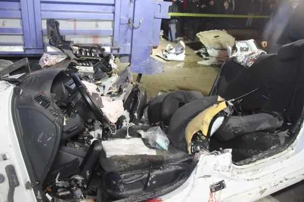 İzmit'te 3 gencin acı ölüm! Otomobilleri kamyonun altına girdi - 3
