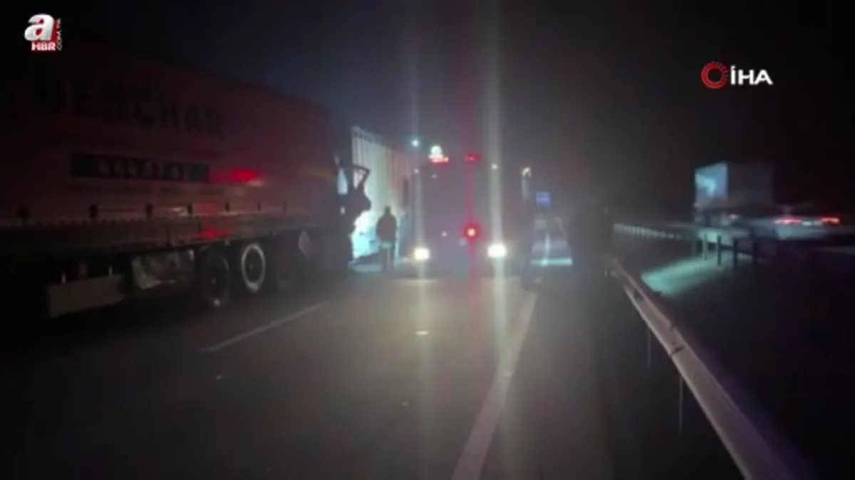 Canlı tavuk yüklü tır başka bir tıra arkadan çarptı: Kabinde sıkışan sürücüyü itfaiye kurtardı