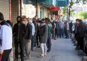 Sahurda sıraya girdiler! İstanbul'da baklava kuyruğu
