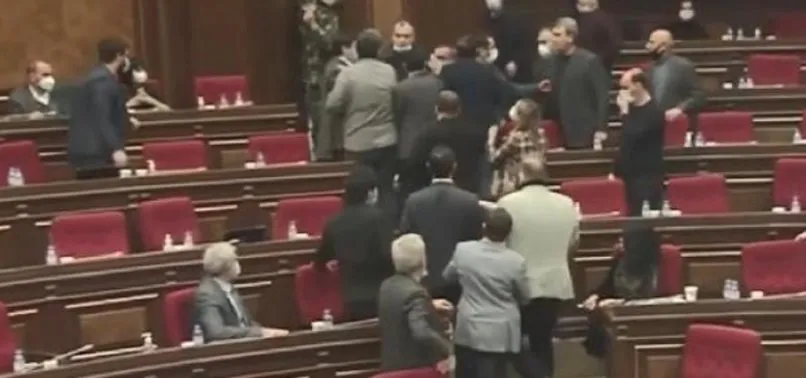 Ermenistan Meclisi'nde şok görüntüler! Azerbaycan tartışması ardından...