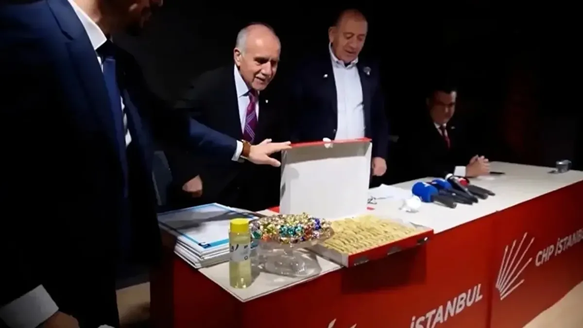 Gürsel Tekin’den CHP’li başkana ‘baklava kutulu’ rüşvet salvosu