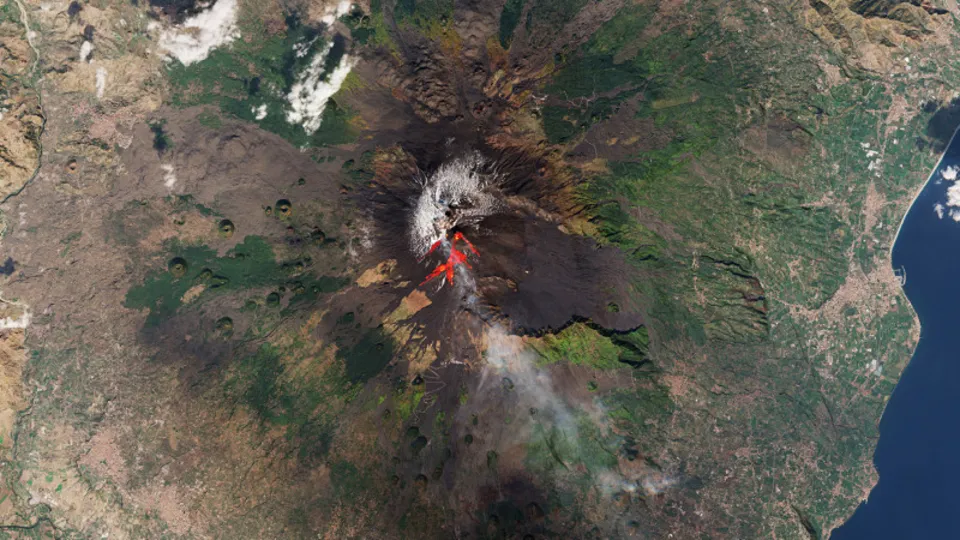 Etna Yanardağı'nda hareketlilik! Uçaklar için kritik uyarı