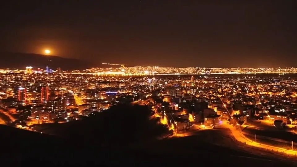 Son dakika: İzmir'de muhteşem görüntü! Ay, Jüpiter, Satürn ve Mars anbean kamerada