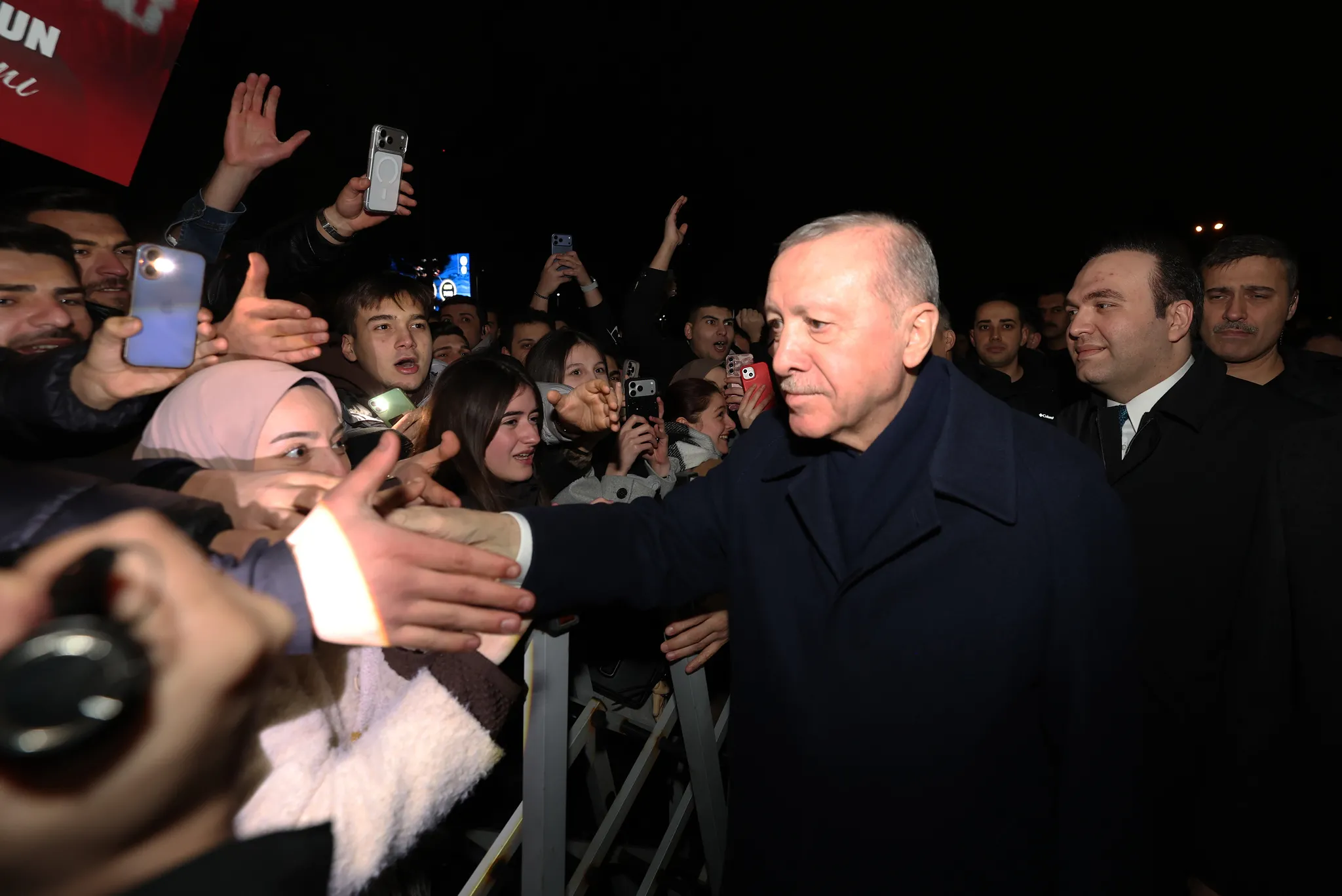 AK Parti Gençlik Kolları'ndan Başkan Erdoğan'a sürpriz: İlle de sen