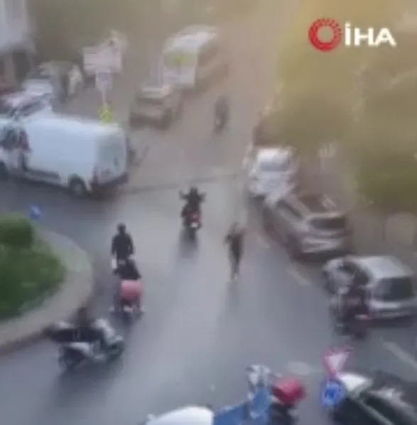 1685107644497.jpg İstanbul’da sopalı yumruklu yol verme kavgası! Ortalık bir anda karıştı - 5