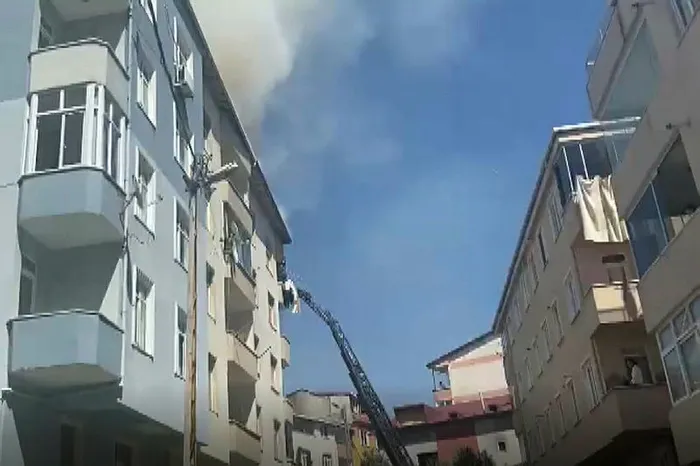 Son dakika: Pendik'te 5 katlı binanın çatısında yangın - 1