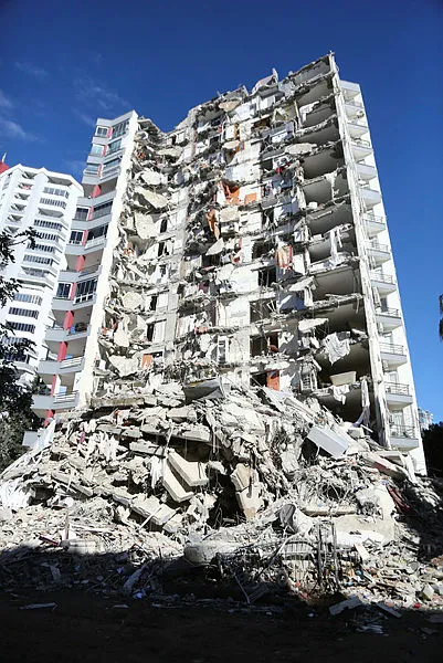 12 kişiye mezar olan binanın mühendisi CHP’li belediyenin satın alma müdürü Muzaffer Mete çıktı! Yakalanacağını anlayınca polise teslim oldu