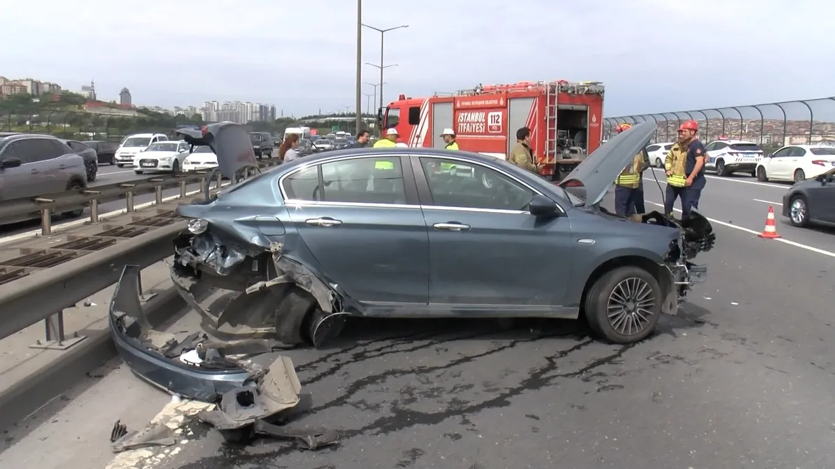 İstanbul'da zincirleme kaza! 3 araç birbirine girdi trafik kilitlendi