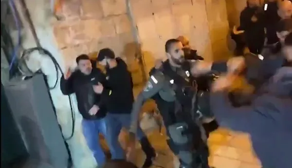katil-israil-polisi-ilk-teravih-namazinda-mescid-i-aksaya-girisleri-engelledi-filistinlileri-coplarla-darbetti-1710106592315.jpeg Katil İsrail polisi ilk teravih namazında Mescid-i Aksa'ya girişleri engelledi! Filistinlileri coplarla darbetti - 2