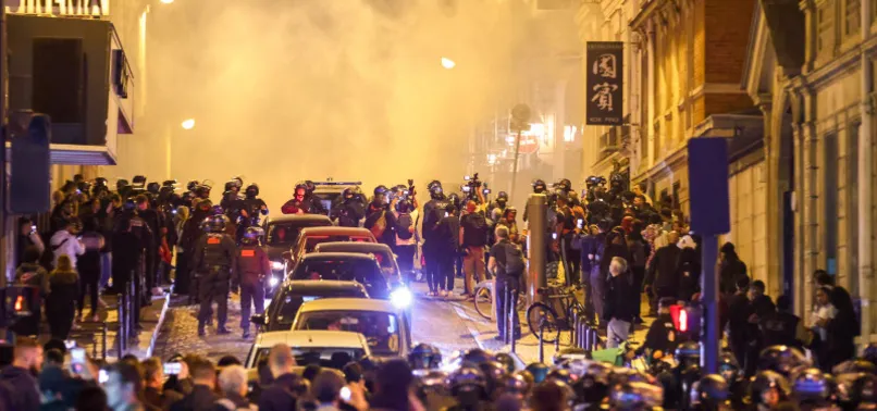 Fransa'da "polis kurşunu ile ölüm" isyanı! Sokaklar savaş alanına döndü! Fransız ekonomisi ağır darbe aldı | İç savaş tehlikesi... İşte gün gün Fransa'daki olaylar