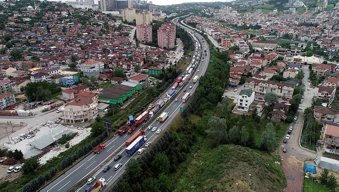 Son dakika: Kocaeli TEM'de TIR kazası! Ankara yönü ulaşıma kapandı... - 1