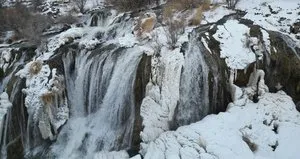 Muradiye Şelalesi kısmen dondu