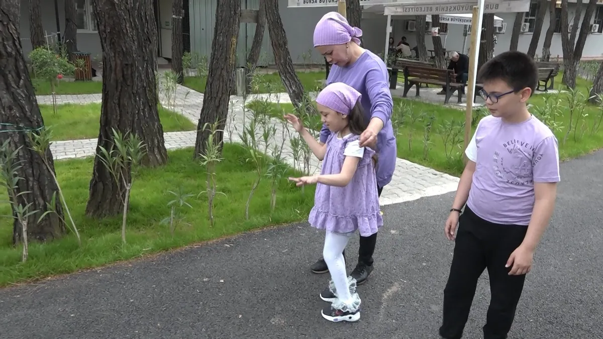 Bursa'da hasta ikizleri için 10 yıldır ne televizyon izledi, ne güne gitti