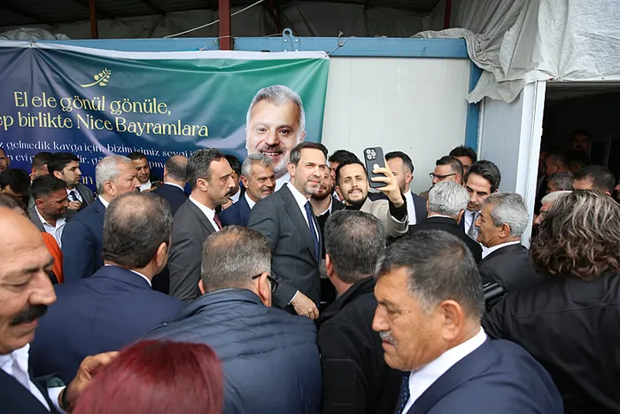 Hükümetin gözü kulağı deprem bölgesinde! Bakan Bayraktar depremzedeleri tek tek ziyaret etti - 2