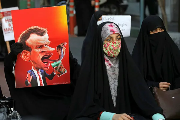 Fransa Cumhurbaşkanı Emmanuel Macron’un Paris’te İran rejimi karşıtlarıyla görüşmesine sert tepki