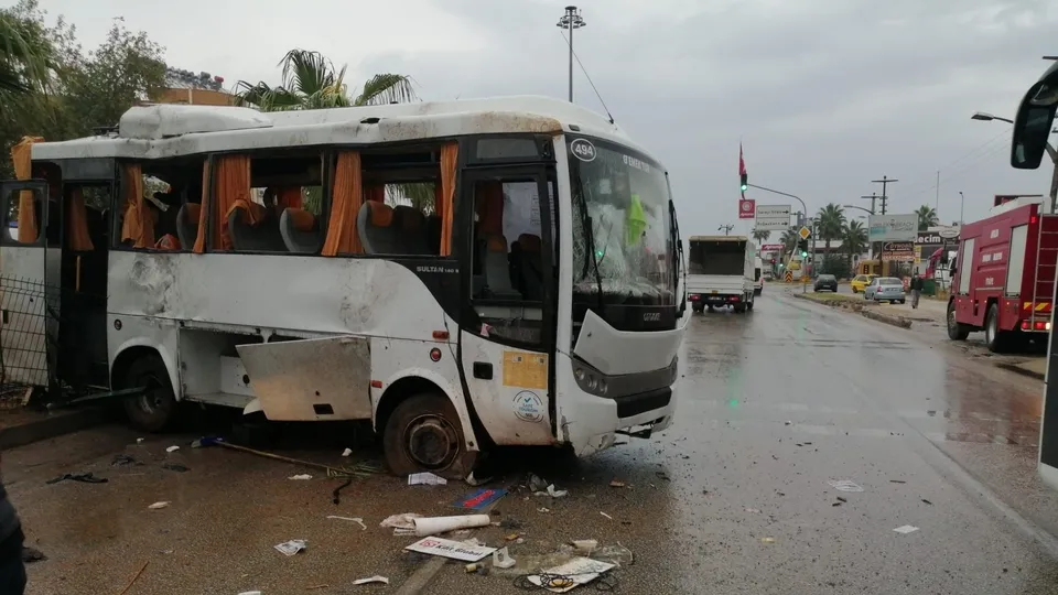 Antalya’da turistleri taşıyan araç takla attı: 8 turist yaralı