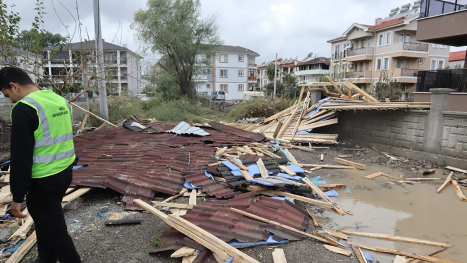 Meteoroloji uyarmıştı: Dalaman'ı hortum vurdu! Çatılar uçtu ağaçlar devrildi