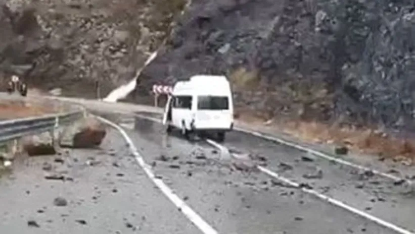 Artvin’de facianın eşiğinden dönüldü! Kayalar ok gibi saplandı