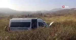 Freni boşalan minibüs ormana uçtu