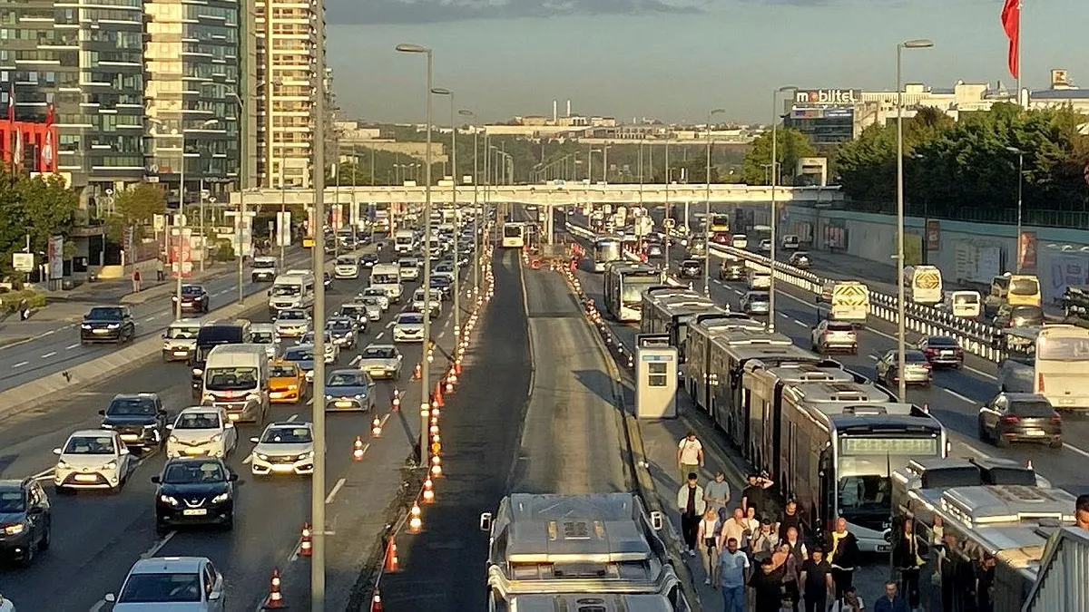 İstanbul'da 'okul' trafiği! Saat erteleme de çözüm olmadı