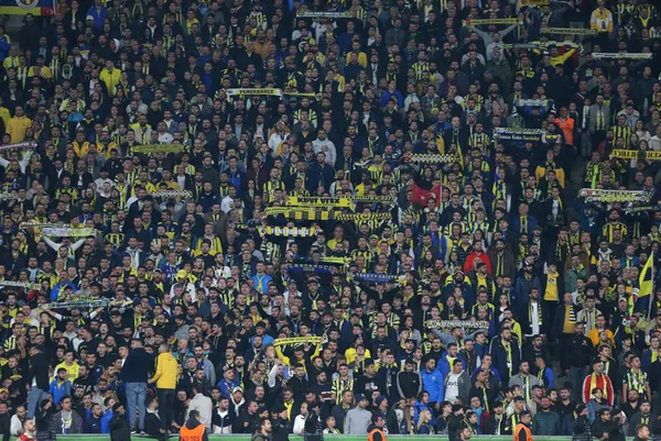 İstanbul’da gol düellosu! Lider Fenerbahçe 3 puanı 5 golle aldı!
