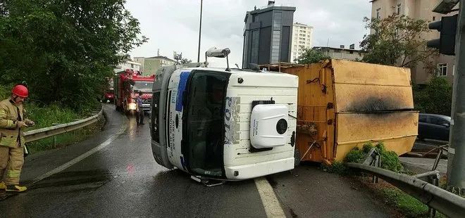 İSKİ’ye ait kamyon virajı alamadı yan yattı! Yer: Kartal