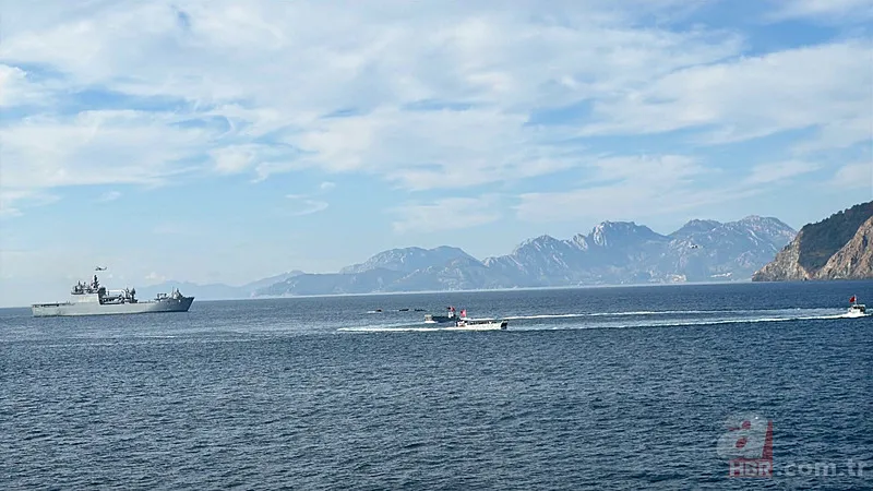 Mavi Vatan’da nefes kesen anlar! SAT timleri adaya bayrak dikti 6