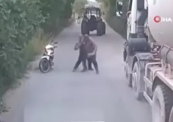 İki sürücünün yol kavgası kamerada