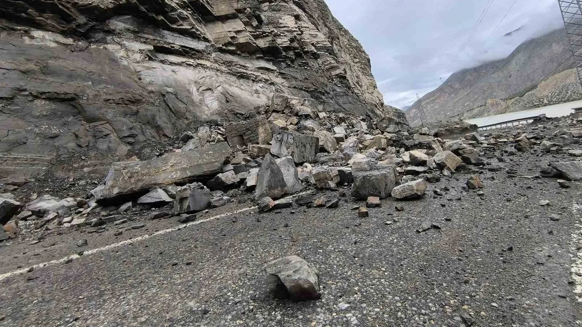 Erzurum-Artvin kara yolunda heyelan